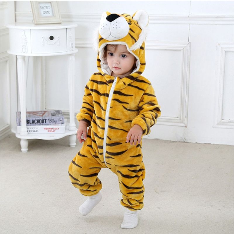 Bébé debout portant la combinaison à capuche déguisement tigre en flanelle jaune et noire - Bébé Lova