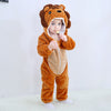 Bébé debout portant la combinaison à capuche déguisement lion en flanelle marron - Bébé Lova