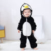 Bébé souriant portant la combinaison à capuche déguisement pingouin en flanelle noire et blanche - Bébé Lova