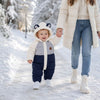 Bébé marchant dans la neige main dans la main avec sa maman, portant la combinaison d'hiver bleu marine à capuche oreilles - Bébé Lova