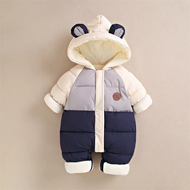 Combinaison bébé d'hiver matelassée à capuche oreilles d'ourson, coloris écru et bleu marine, présentée à plat - Bébé Lova