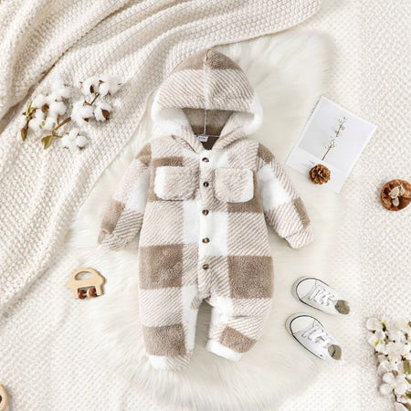 Combinaison bébé à capuche en polaire effet peluche à carreaux beige et blanc, présentée à plat sur une fourrure avec accessoires - Bébé Lova