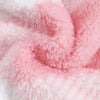 Gros plan sur la matière polaire effet peluche à carreaux rose de la combinaison bébé - Bébé Lova