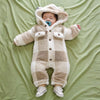 Bébé endormi portant la combinaison à capuche en polaire à carreaux beige - Bébé Lova