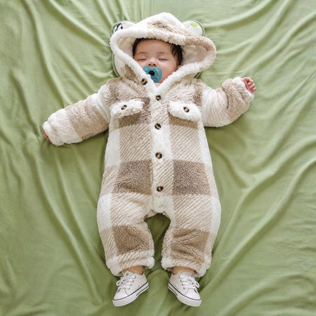 Bébé endormi portant la combinaison à capuche en polaire à carreaux beige - Bébé Lova