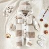 Vue de face de la combinaison bébé à capuche en polaire à carreaux beige et blanc avec poches poitrine - Bébé Lova