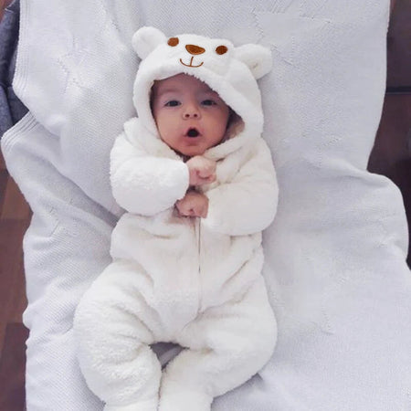 Bébé portant une combinaison ours blanche à capuche en peluche douce - Bébé Lova