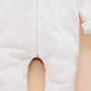 Détail de l’ouverture entrejambe avec fermeture éclair pratique de la combinaison ours bébé pour faciliter le change - Bébé Lova