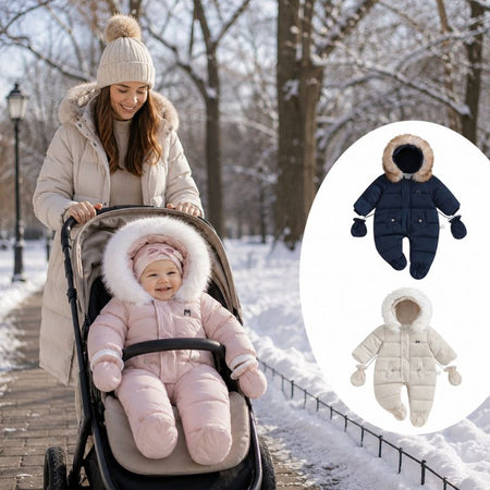 Maman poussant une poussette dans un parc enneigé avec bébé en combinaison pilote rose à capuche fourrée, avec aperçu des coloris bleu marine et beige - Bébé Lova