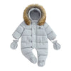 Combinaison pilote bébé grise à capuche fourrée, pieds intégrés et moufles assorties, présentée de face - Bébé Lova