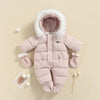 Combinaison pilote bébé rose à capuche fourrée, pieds intégrés et moufles assorties, présentée de face - Bébé Lova