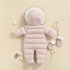 Vue de dos de la combinaison pilote bébé rose à capuche fourrée et pieds intégrés - Bébé Lova