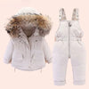 Ensemble de ski bébé 2 pièces beige : doudoune à capuche fourrée et salopette, présenté à plat - Bébé Lova