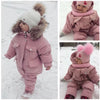 Bébé dans la neige portant l'ensemble de ski rose à capuche fourrée, en trois vues - Bébé Lova