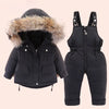 Ensemble de ski bébé 2 pièces noir : doudoune à capuche fourrée et salopette, présenté à plat - Bébé Lova