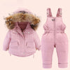 Ensemble de ski bébé 2 pièces rose : doudoune à capuche fourrée et salopette, présenté à plat - Bébé Lova