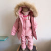 Ensemble de ski bébé rose présenté sur mannequin avec doudoune et salopette - Bébé Lova