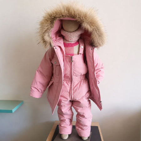 Ensemble de ski bébé rose présenté sur mannequin avec doudoune et salopette - Bébé Lova