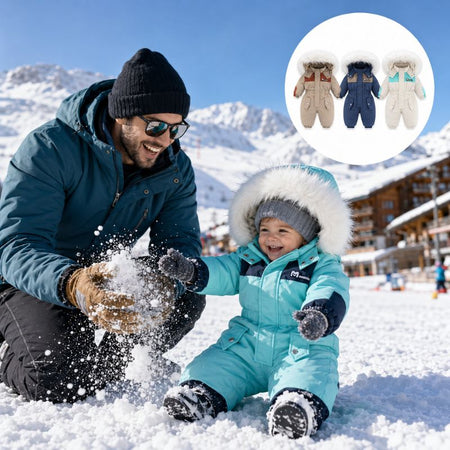 Bébé assis dans la neige à la montagne portant la combinaison de ski turquoise à capuche fourrée, jouant avec son papa, avec aperçu de trois coloris - Bébé Lova