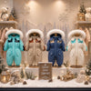 Combinaisons de ski bébé turquoise, kaki, bleue et écrue présentées en vitrine dans une ambiance hivernale - Bébé Lova