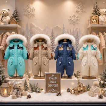 Combinaisons de ski bébé turquoise, kaki, bleue et écrue présentées en vitrine dans une ambiance hivernale - Bébé Lova