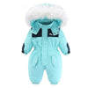 Combinaison de ski bébé turquoise à capuche bordée de fourrure, présentée de face - Bébé Lova