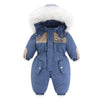 Combinaison de ski bébé bleue à capuche bordée de fourrure, présentée de face - Bébé Lova