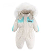 Combinaison de ski bébé écrue et turquoise à capuche bordée de fourrure, présentée de face - Bébé Lova