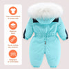 Vue de dos de la combinaison de ski bébé turquoise avec caractéristiques : tissu imperméable, coupe-vent et respirant - Bébé Lova