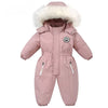 Combinaison de ski bébé rose à capuche bordée de fourrure, présentée de face - Bébé Lova