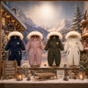 Combinaisons de ski bébé bleu marine, rose, kaki et écrue présentées en vitrine dans une ambiance hivernale - Bébé Lova