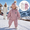 Enfant debout dans la neige à la montagne portant la combinaison de ski rose à capuche fourrée, avec aperçu des coloris blanc et rose - Bébé Lova