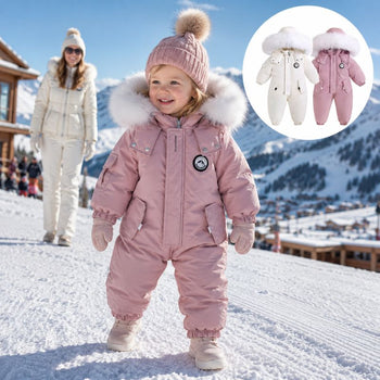 Enfant debout dans la neige à la montagne portant la combinaison de ski rose à capuche fourrée, avec aperçu des coloris blanc et rose - Bébé Lova