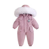 Combinaison de ski bébé rose à capuche bordée de fourrure, présentée de face - Bébé Lova
