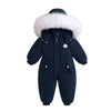 Combinaison de ski bébé bleu marine à capuche bordée de fourrure, présentée de face - Bébé Lova