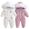 Combinaisons de ski bébé blanche et rose à capuche fourrée présentées côte à côte - Bébé Lova
