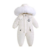 Combinaison de ski bébé blanche à capuche bordée de fourrure, présentée de face - Bébé Lova