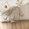 Combinaison tricot bébé coloris beige taupe mise en scène avec livre - Bébé Lova