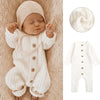Combinaison tricot bébé écru portée par un nouveau-né endormi avec bonnet et aperçu du produit - Bébé Lova
