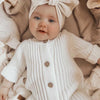 Combinaison tricot bébé fille portée avec bandeau nœud assorti - Bébé Lova