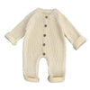 Combinaison tricot bébé coloris écru vue de face sur fond clair - Bébé Lova