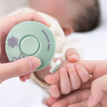 Coupe-ongles électrique bébé SixHead utilisé délicatement sur les ongles d’un nourrisson - Bébé Lova