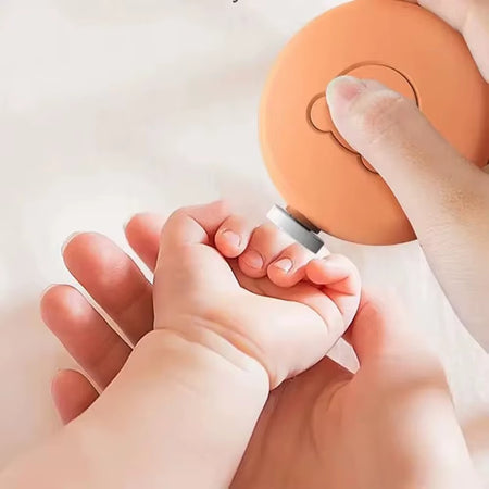 Coupe-ongles électrique bébé utilisé sur la main d’un nourrisson en toute sécurité - Bébé Lova