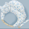 Coussin d'allaitement NurseWrap blanc à motifs baleines bleues avec sangle à boutons-pression - Bébé Lova