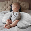 Bébé assis sur un grand coussin d’allaitement gris clair à texture minky - Bébé Lova