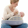 Bébé nourri au biberon sur coussin d'allaitement avec soutien ergonomique renforcé - Bébé Lova