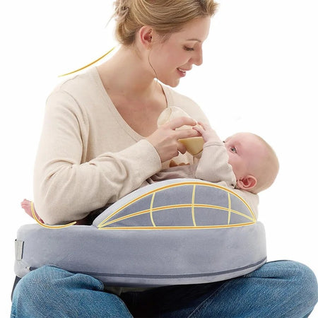 Bébé nourri au biberon sur coussin d'allaitement avec soutien ergonomique renforcé - Bébé Lova