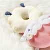 Gros plan sur coussin anti-chute rose avec ailes blanches moelleuses - Bébé Lova