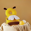 Coussin anti-chute bébé en forme d'abeille présenté dans un panier avec balles - Bébé Lova