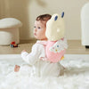Bébé portant un coussin anti-chute rose avec ailes dans un salon - Bébé Lova